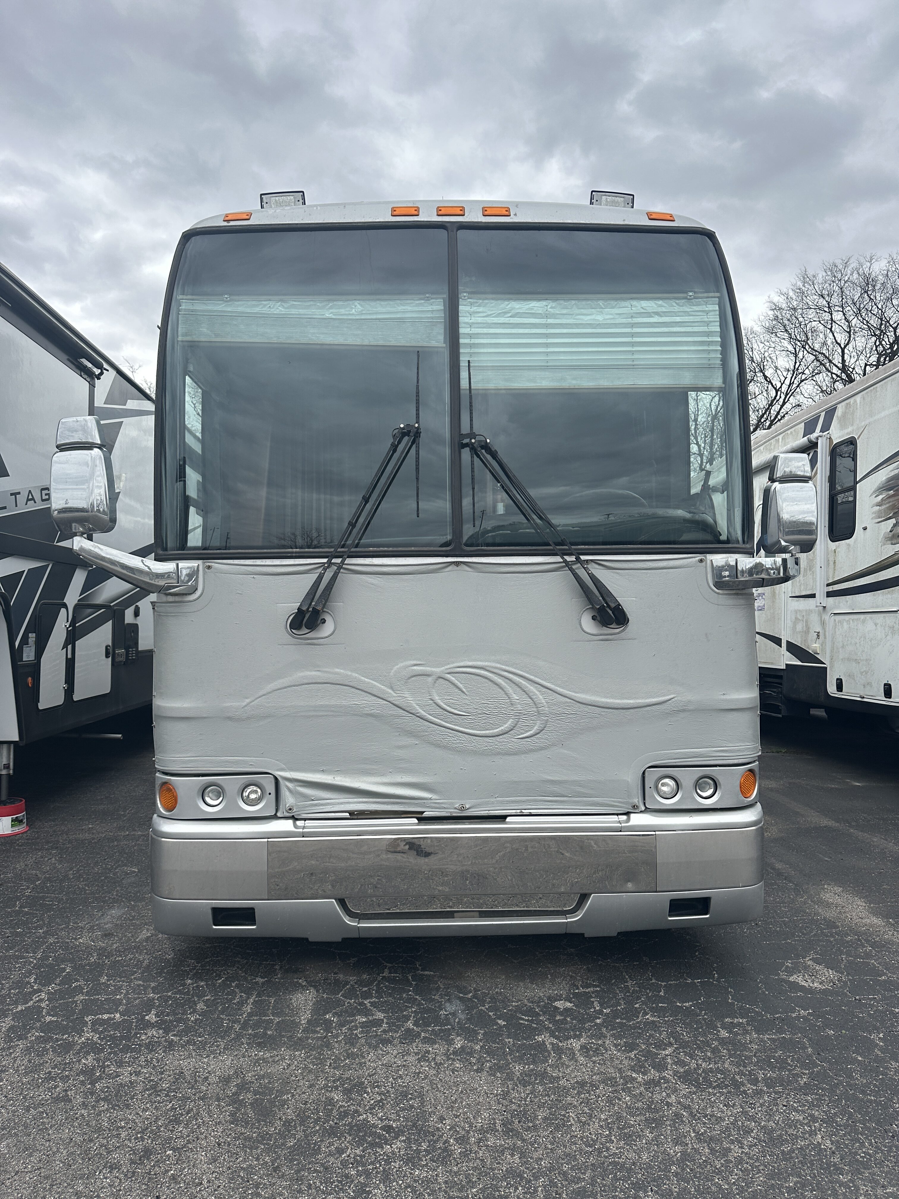 featured bus photo of Nomad