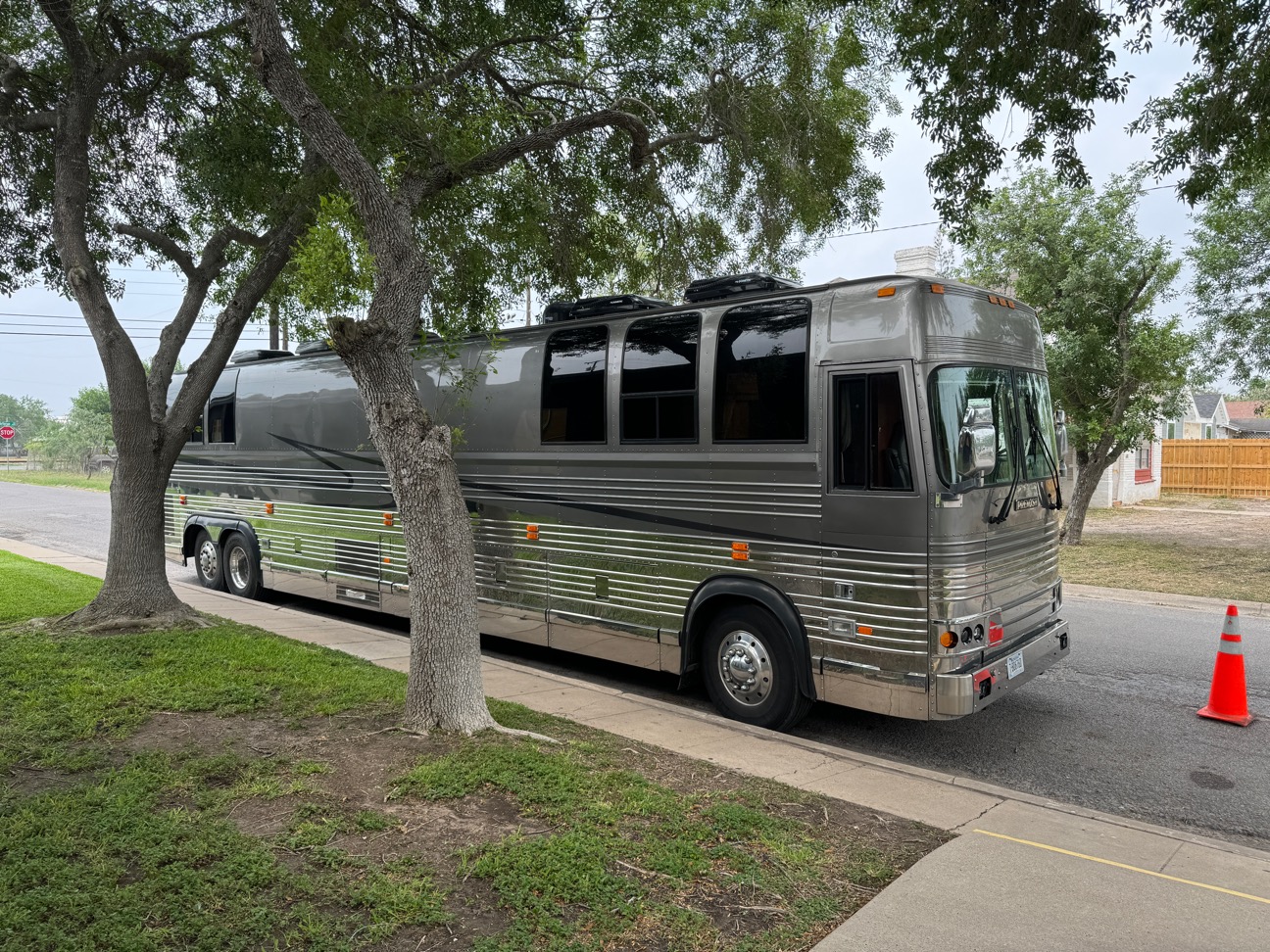 featured bus photo of Opulence