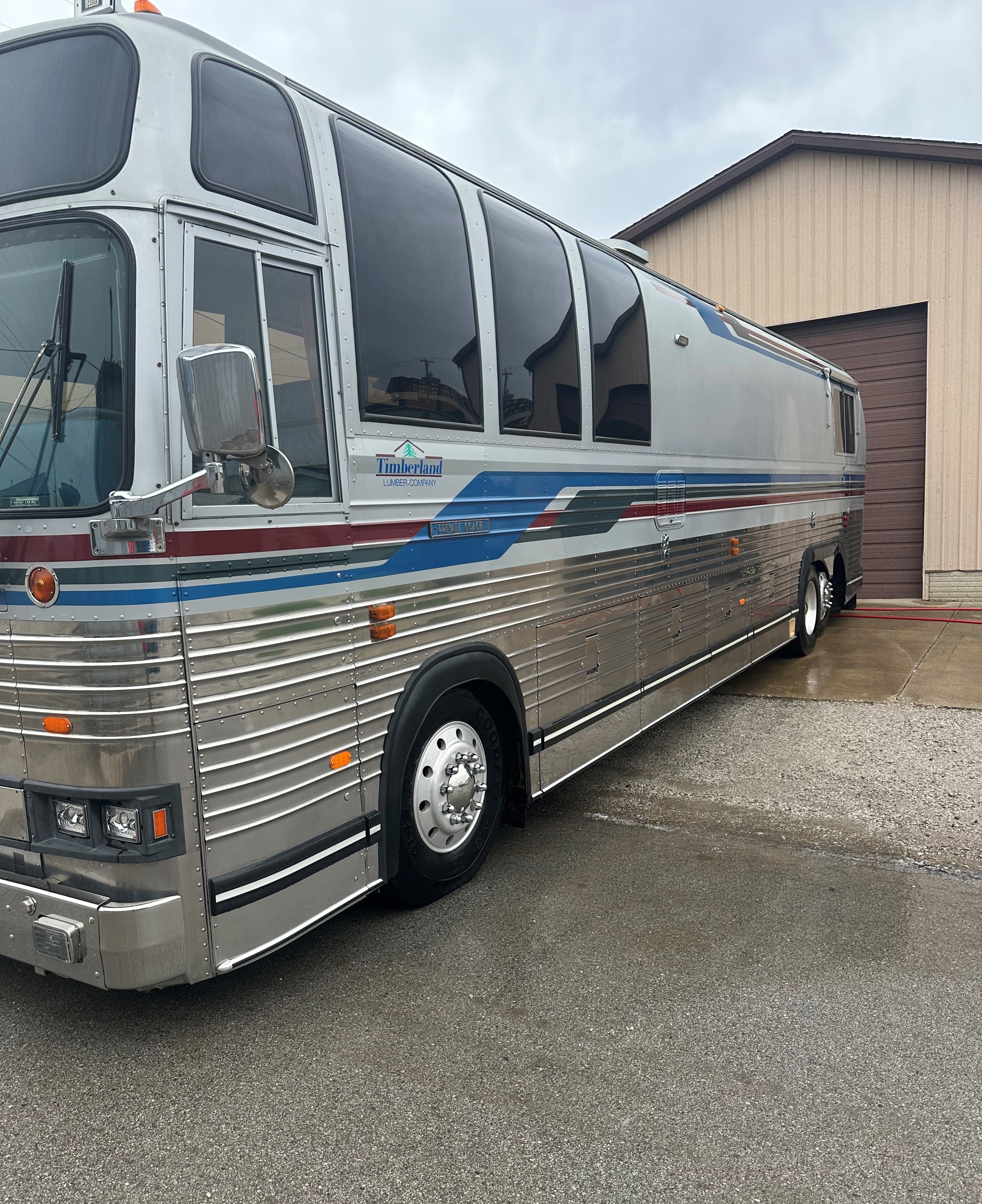 featured bus photo of Tia