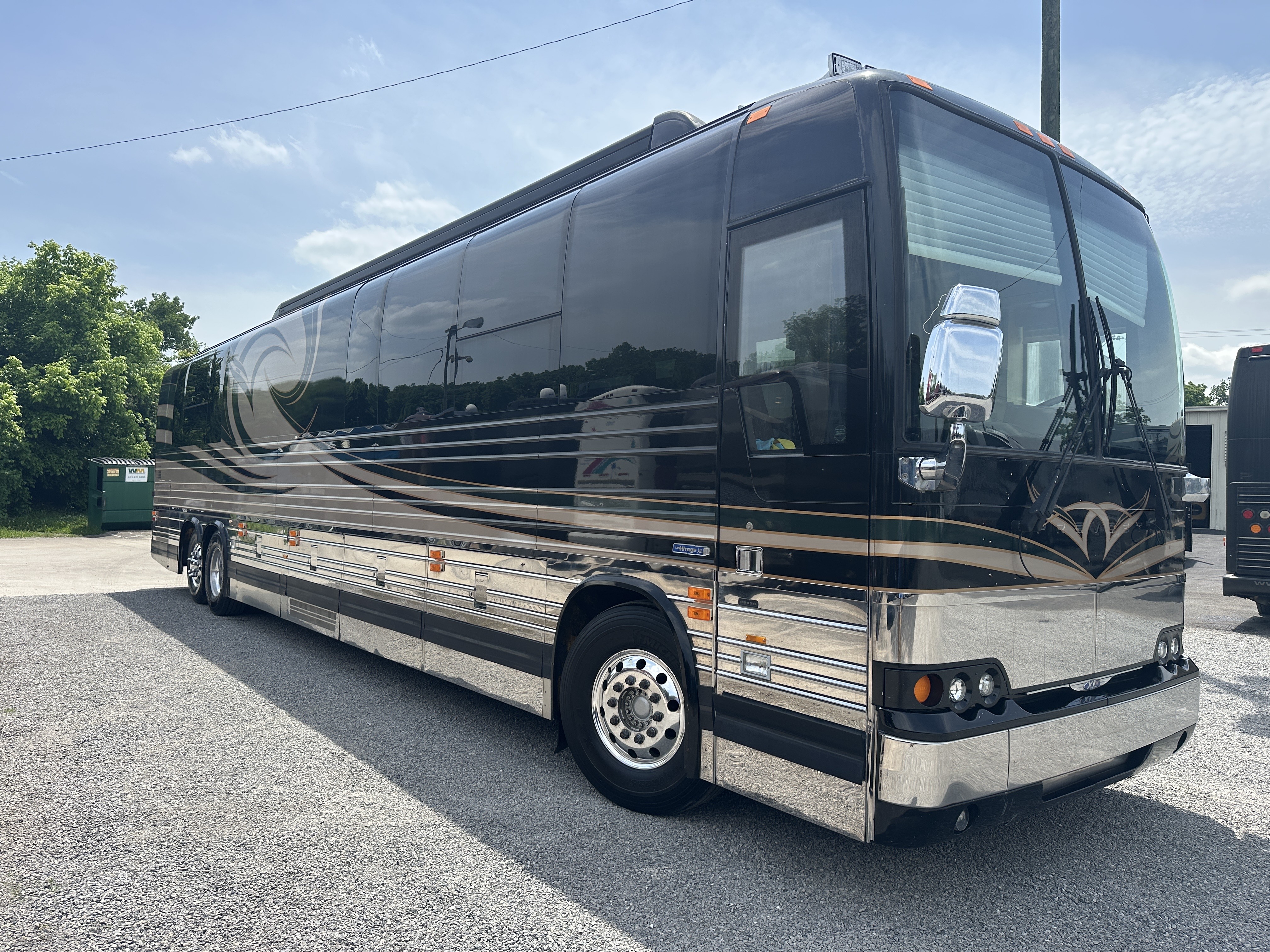 featured bus photo of Race Horse