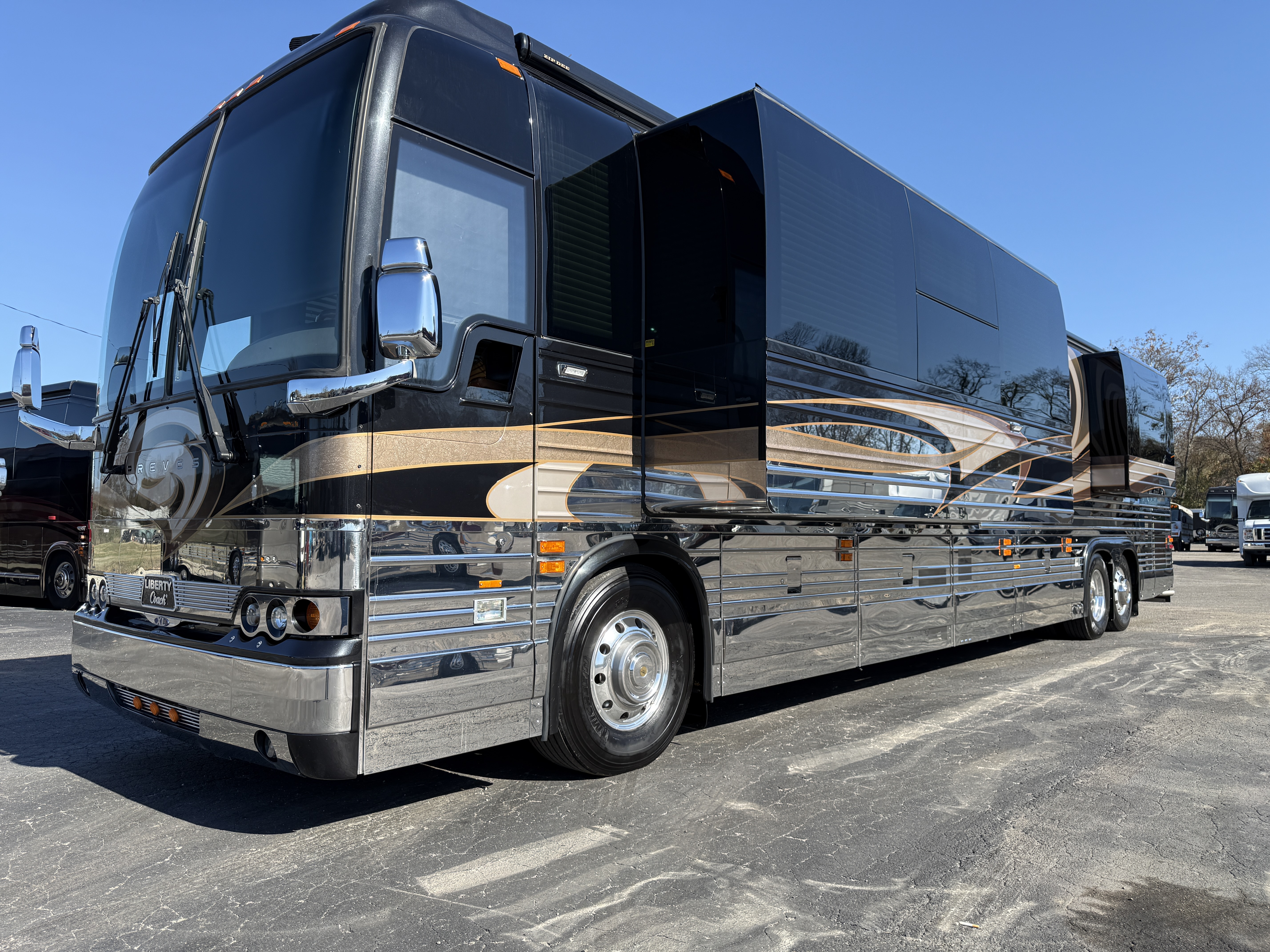 featured bus photo of Anymore – Travis Tritt’s Personal MotorCoach