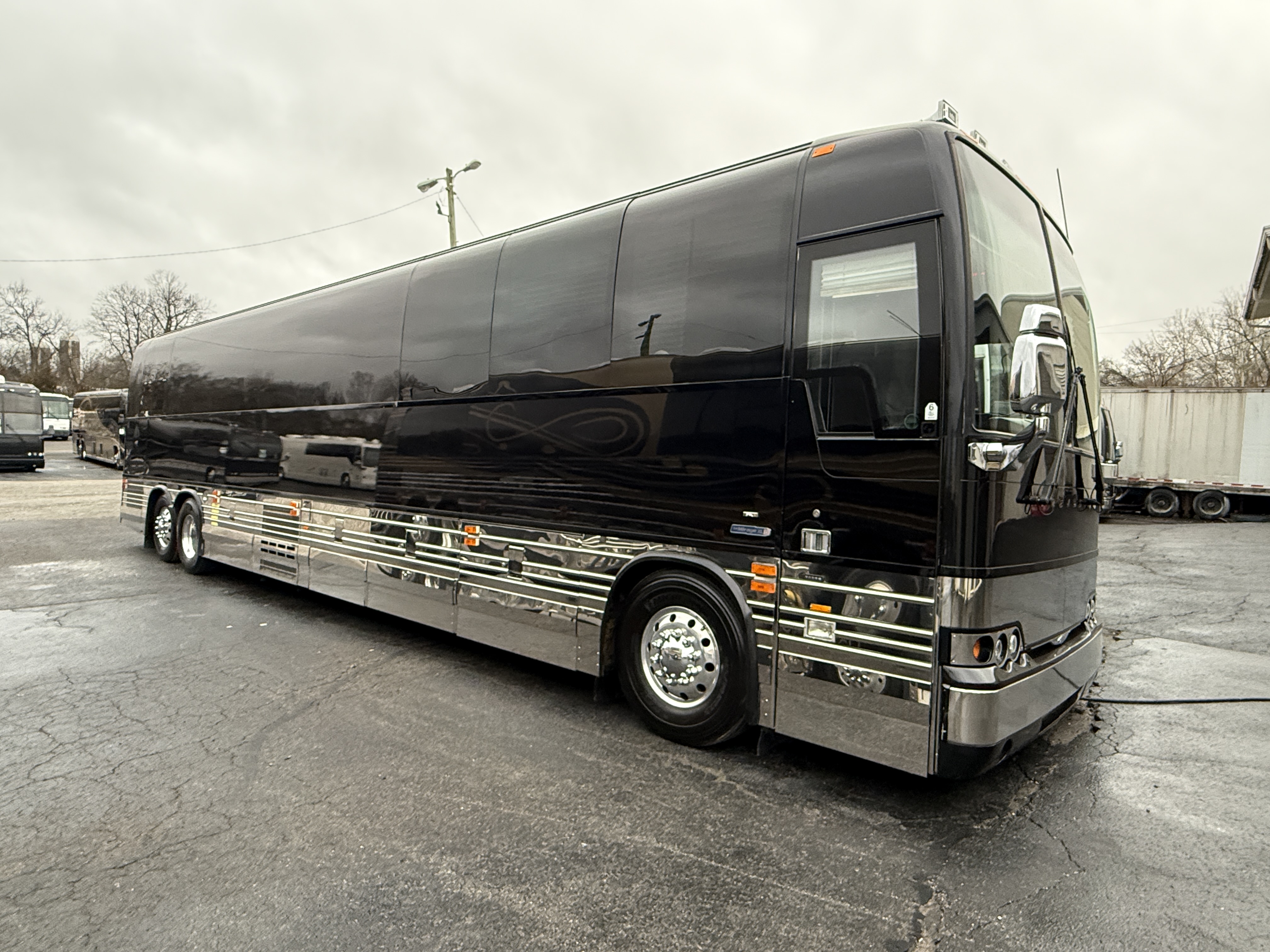 featured bus photo of Squared Shadow