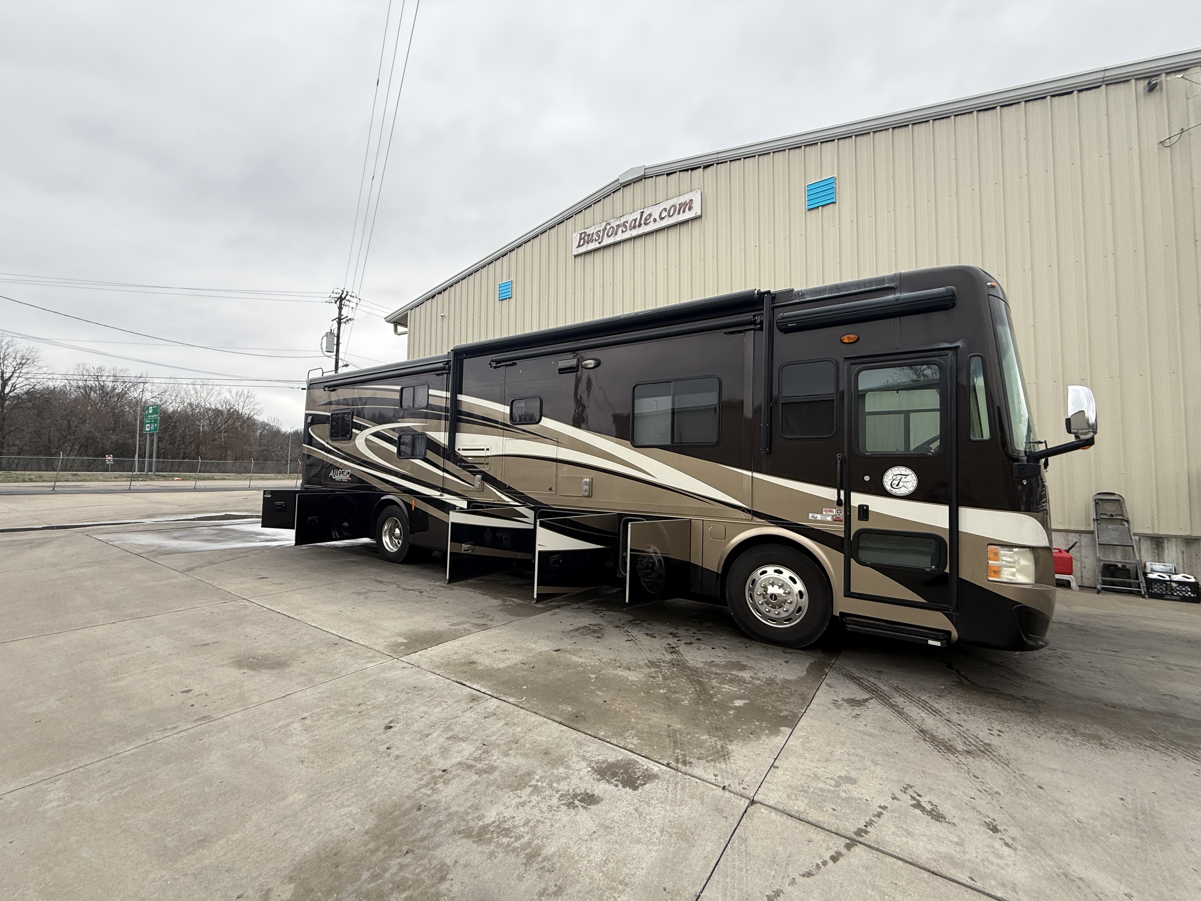 featured bus photo of Tiffin Allegro Red 38QBA