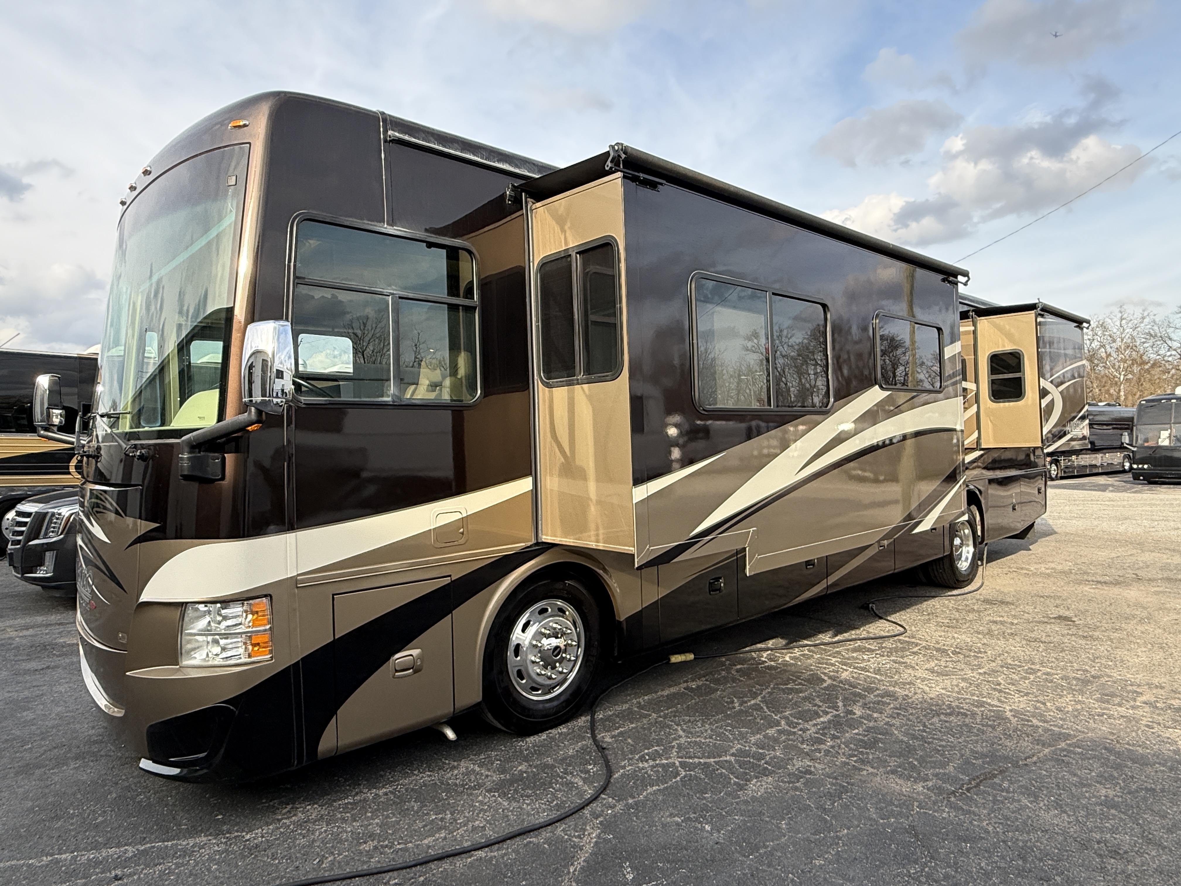 featured bus photo of Tiffin Allegro Red 38QBA