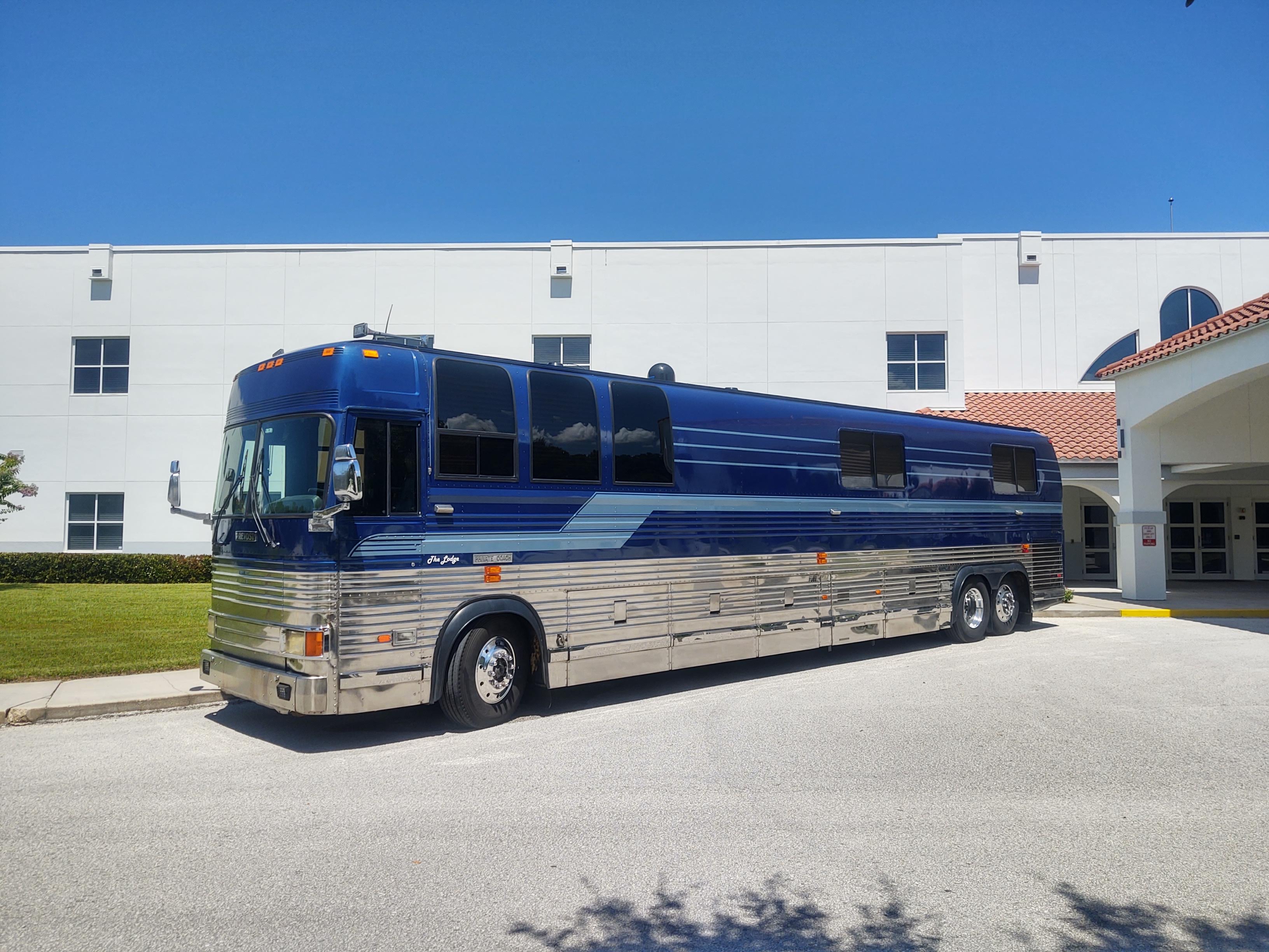 featured bus photo of 1998 Lodge Super Sleeper
