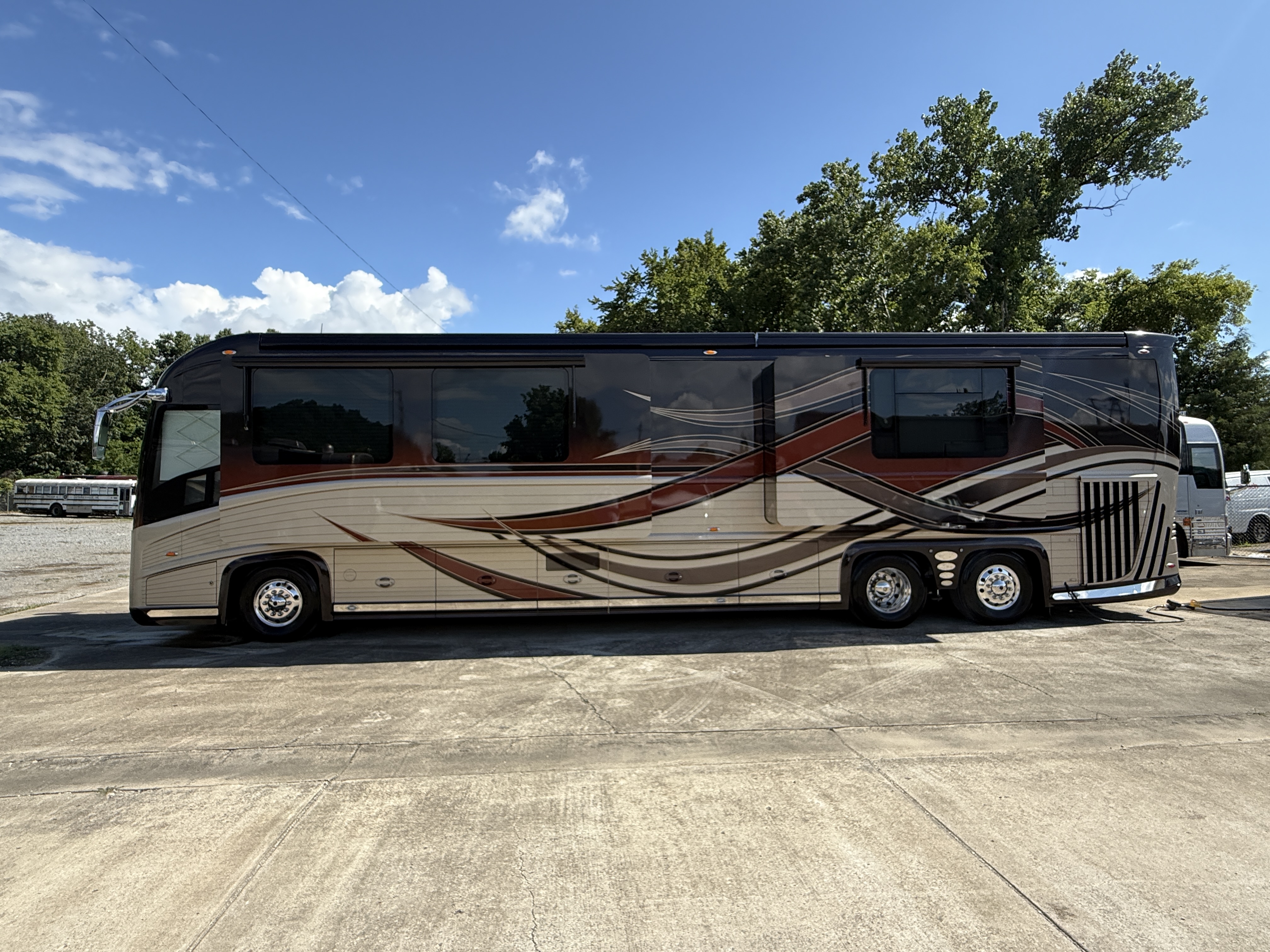 featured bus photo of Fancy