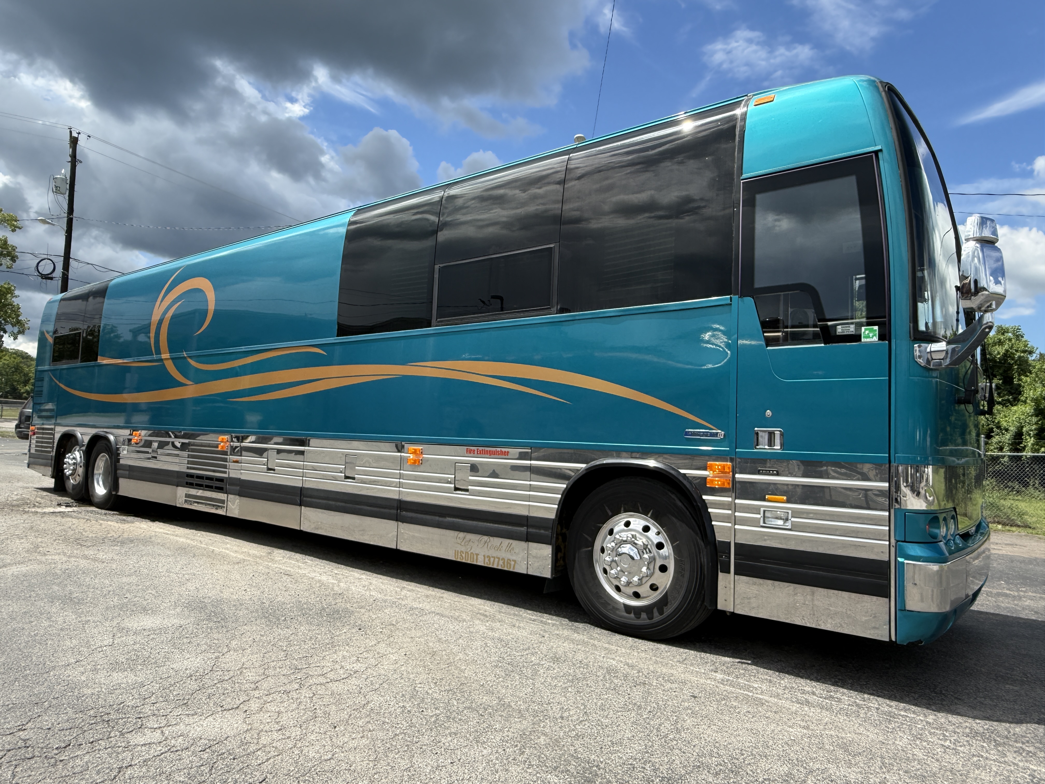 featured bus photo of Blue